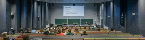 Opiskelijoita isossa luentosalissa.