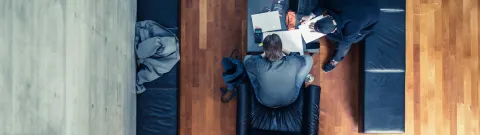 Kaksi opiskelijaa tekee tehtäviä.