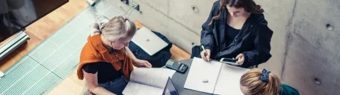 Opiskelijoita tekemässä tehtäviä.