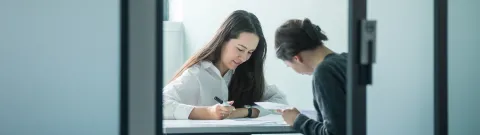 Opiskelijoita tekemässä tehtäviä.