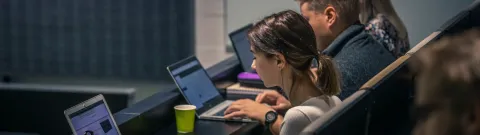 Opiskelijoita luennolla.