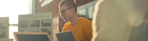 Opiskelija istuu tietokoneen ääressä