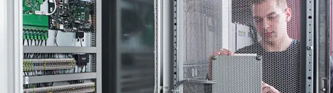 Sähkötekniikan opiskelija laboratoriossa.