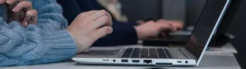 Opiskelijoita tietotekniikan kurssilla.