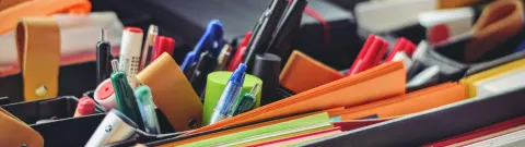 Kyniä ja muistilappuja.