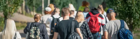 Opiskelijoita kävelemässä ulkona.