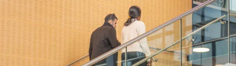 Ihmisiä kävelemässä portaita.