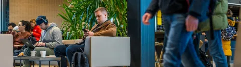 Opiskelijoita kahvilassa.