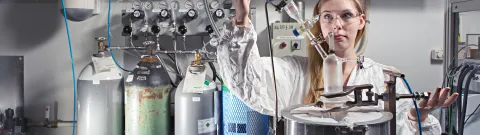 Henkilö tekniikan laboratoriossa.