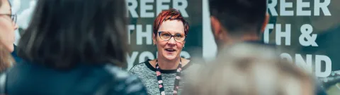 LUTin urapalveluiden edustaja ja opiskelijoita.