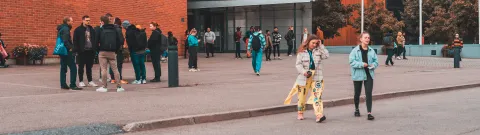 Opiskelijoita yliopiston pihalla.