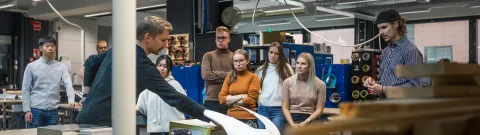 Eri alojen opiskelijoita tekniikan laboratoriossa.