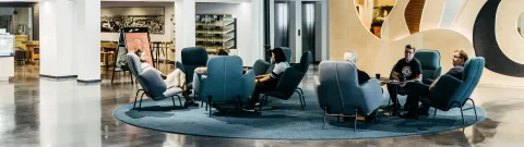 Opiskelijoita istumassa Lahden kampuksen aulassa.