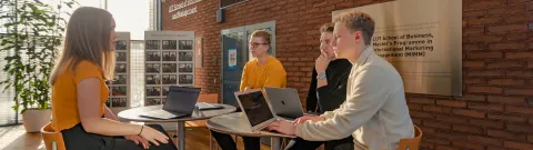 Kauppatieteiden opiskelijoita LUT-kauppakorkeakoulun aulassa.