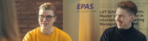 Kauppatieteiden opiskelijoita istumassa tietokoneiden äärellä.