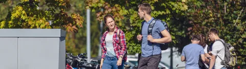 Opiskelijoita yliopiston pihalla.