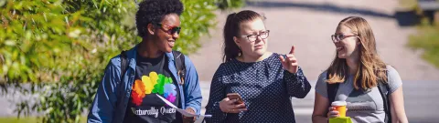 Opiskelijoita kävelemässä yliopiston pihalla.