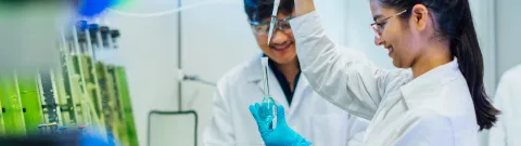 Henkilöitä kemiantekniikan laboratoriossa.