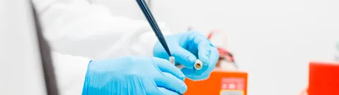 Henkilö työskentelee kemiantekniikan laboratoriossa.