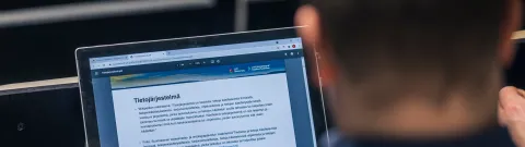 Tuotantotalouden opiskelija luentosalissa.