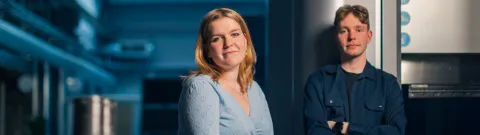 LUTin opiskelijoita tekniikan laboratoriossa.