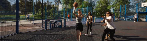 LUTin opiskelijoita pelaamassa koripalloa