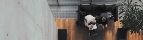 Opiskelijoita tekemässä tehtäviä.