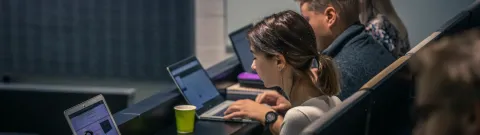 Opiskelijoita istumassa luennolla.