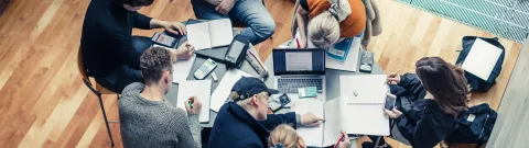 Opiskelijoita tekemässä tehtäviä.