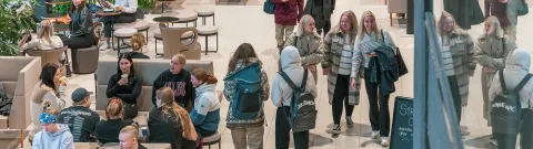 Opiskelijoita yliopiston käytävällä.