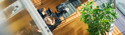 Opiskelijoita tekemässä tehtäviä.