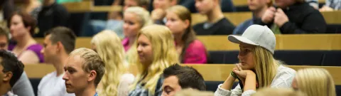 Opiskelijoita LUTin auditoriossa.