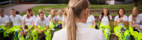 Kauppatieteiden opiskelijoita yliopiston pihalla.