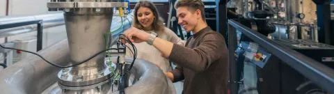 Energiatekniikan opiskelijoita laboratoriossa.