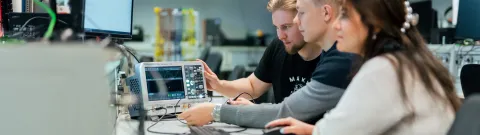 Sähkötekniikan opiskelijoita tekemässä mittauksia.