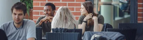 Opiskelijoita istumassa LUTin ravintolan terassilla.