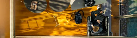 Opiskelija LUT-kauppakorkeakoulun aulassa.