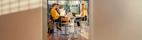 Kauppatieteiden opiskelijoita tekemässä ryhmätyötä.