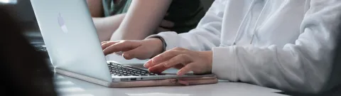 Tietotekniikan opiskelijoita luennolla.