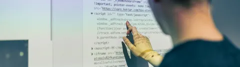 Opiskelija tietotekniikan käytettävyyslaboratoriossa.