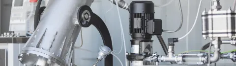 Power-to-X-laboratoriossa voidaan tutkia Power-to-X-prosessien eri osa-alueita, kuten hiilidioksidin talteenottoa, vedyn (H₂) tuotantoa ja kemiallisia synteesejä.