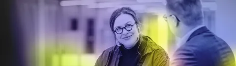 Henkilöt keskustelevat pöydän ääressä.