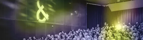 Paljon yleisöä katsomossa.