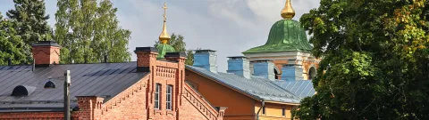 Ihmisiä Lappeenrannan linnoituksessa.