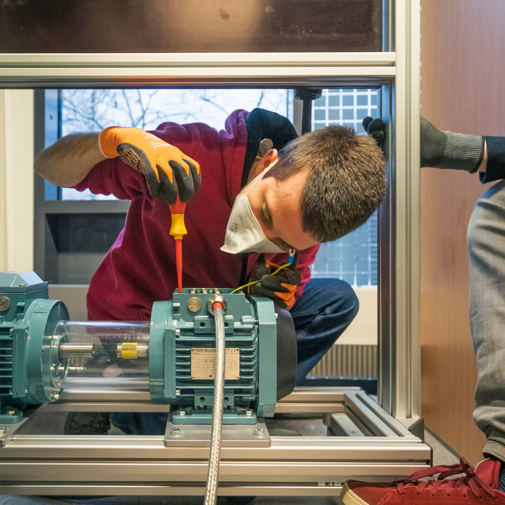 LUT Students in an electrical engineering laboratory