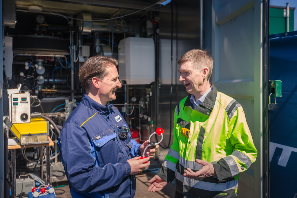 Pasi Vainikka ja dekaani Olli Pyrhönen, Pasi Vainikka and Dean Olli Pyrhönen