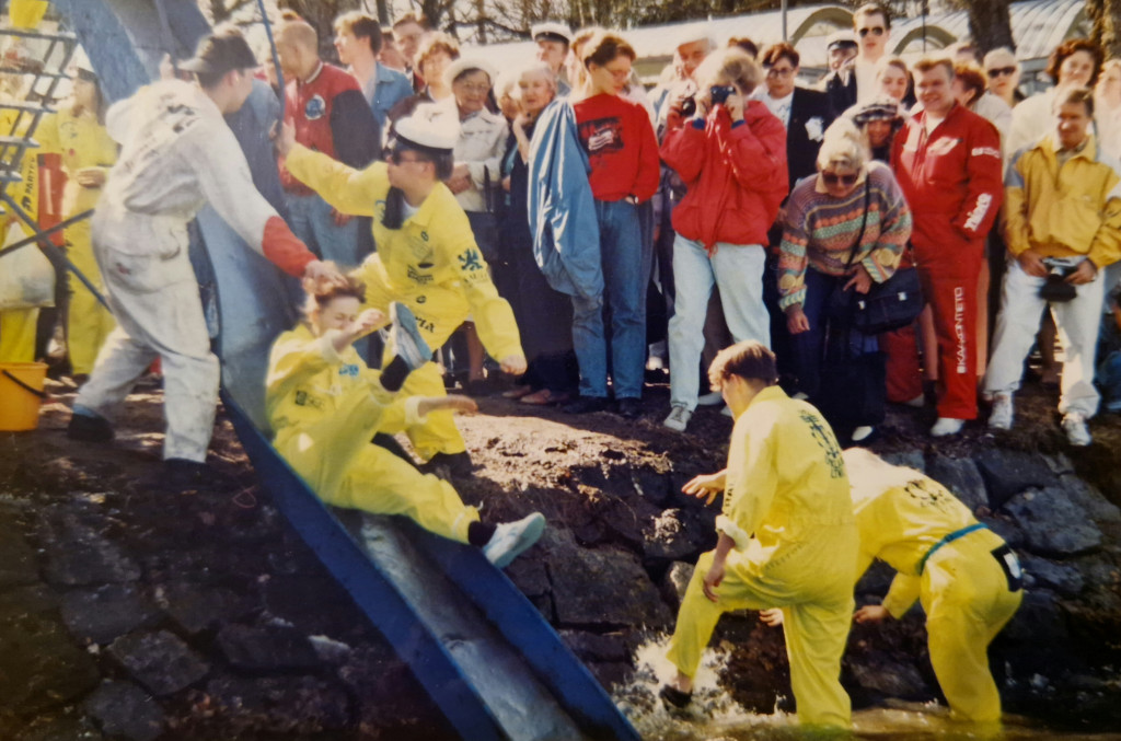 Taina Kylliäinen Tofthøj ja opiskeluriehaa Lappeenrannassa 1990-luvulla (väkijoukkoa).