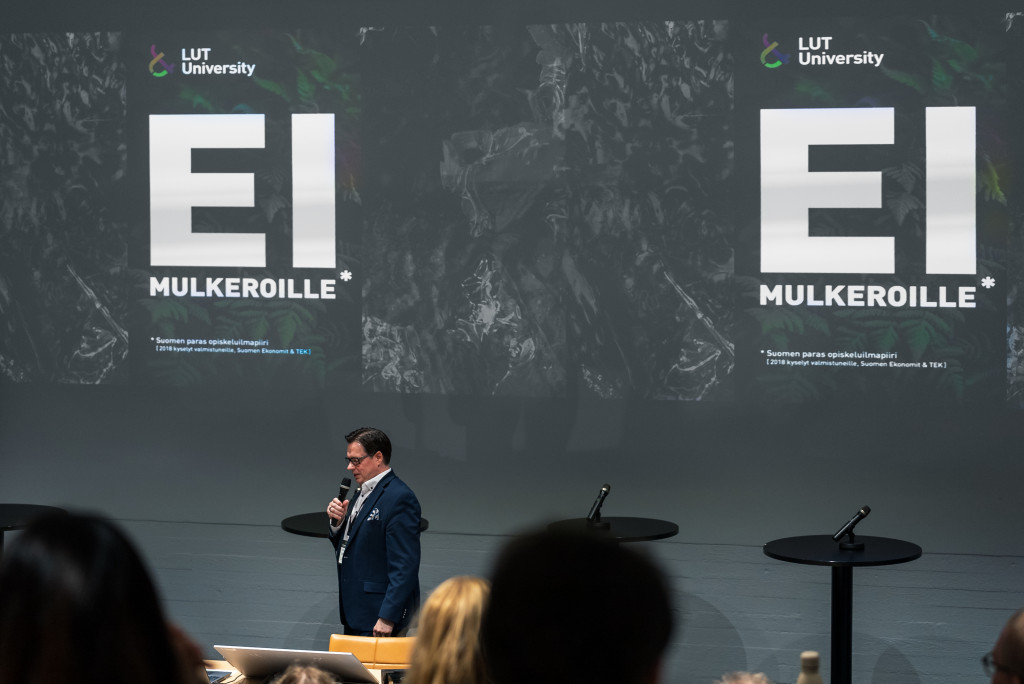 Sami Saarenketo pitämässä puhetta, Sami Saarenketo giving a speach.