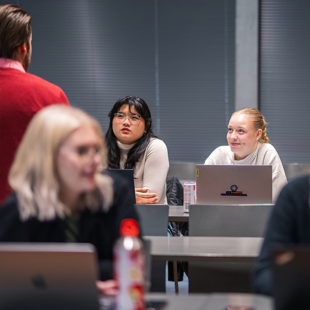 LUTin yhteiskuntatieteiden opiskelijoita luennolla